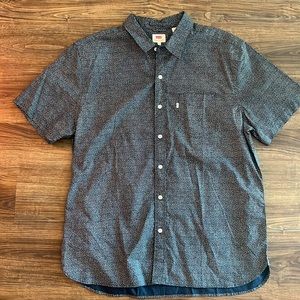 Levi’s SS button up collard shirt with pocket. XL